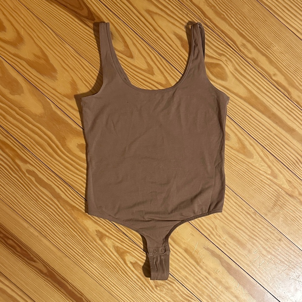 Auden Basic Scoop Neck Bodysuit in Brown